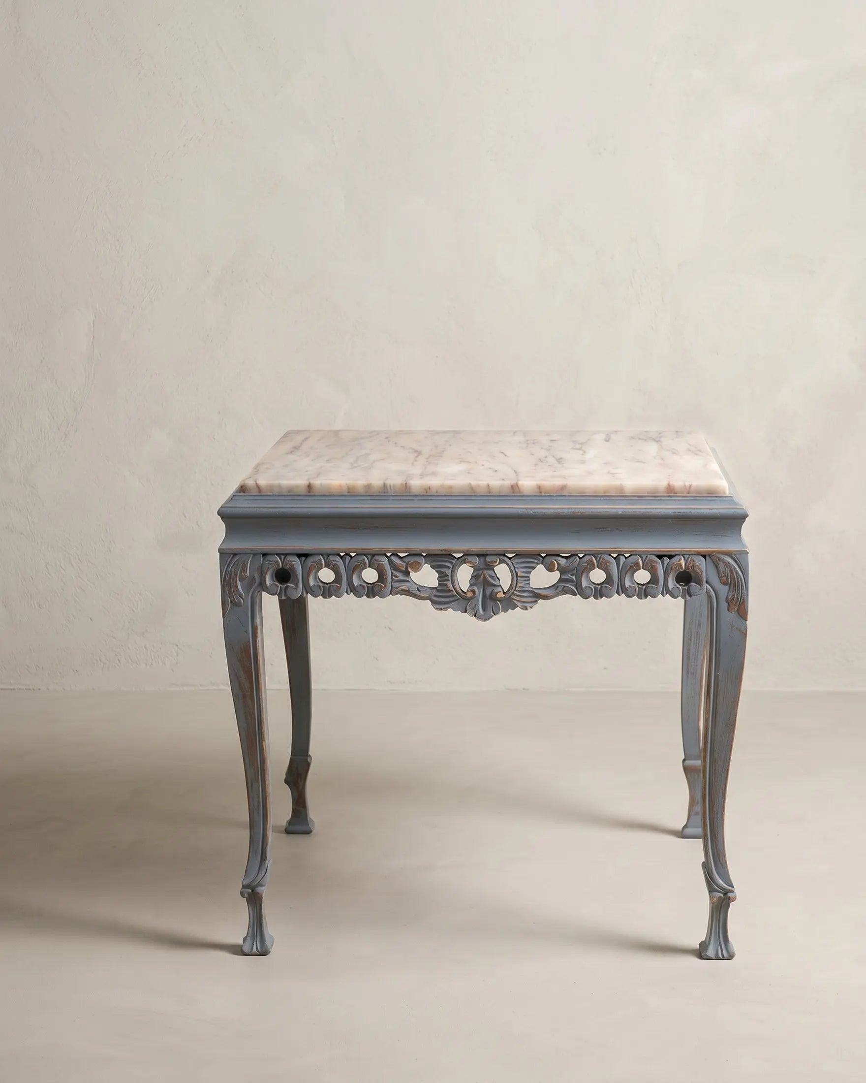 Mesa auxiliar estilo Luis XV en gris azulado con pátina dorada, vista frontal — Antique Arte y Decoración