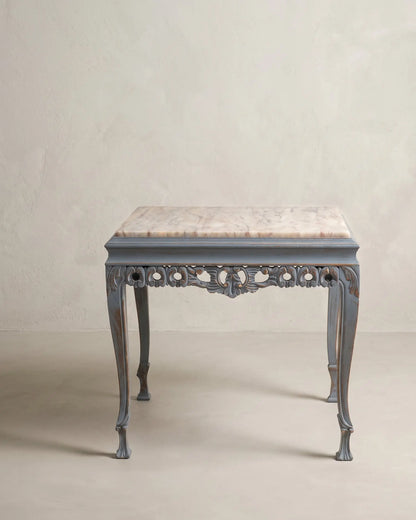 Mesa auxiliar estilo Luis XV en gris azulado con pátina dorada, vista frontal — Antique Arte y Decoración