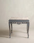 Mesa auxiliar estilo Luis XV en gris azulado con pátina dorada, vista frontal — Antique Arte y Decoración