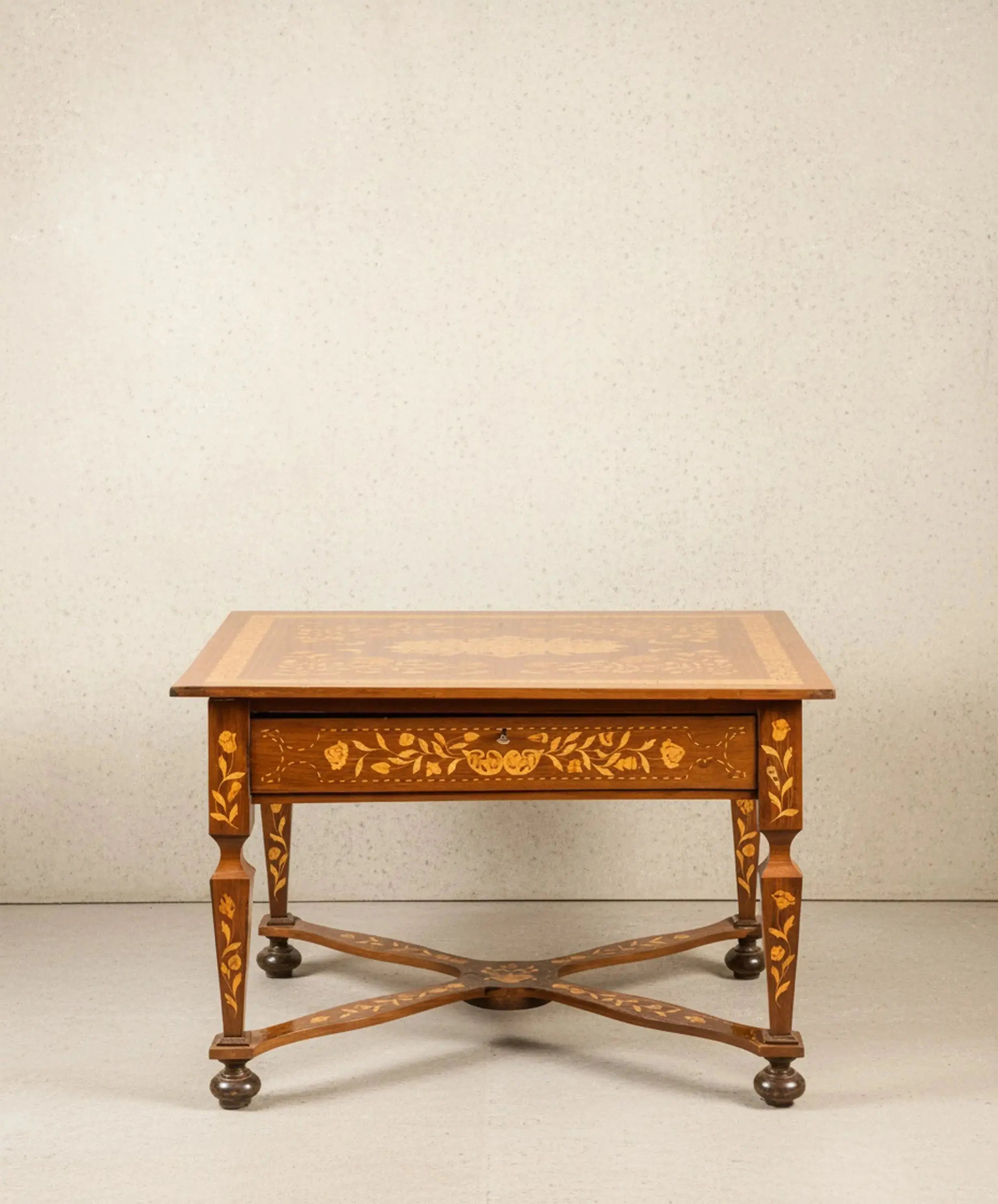 Mesa auxiliar antigua del siglo XIX con intrincada marquetería floral holandesa y chambrana en aspa.