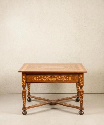 Mesa auxiliar antigua del siglo XIX con intrincada marquetería floral holandesa y chambrana en aspa.