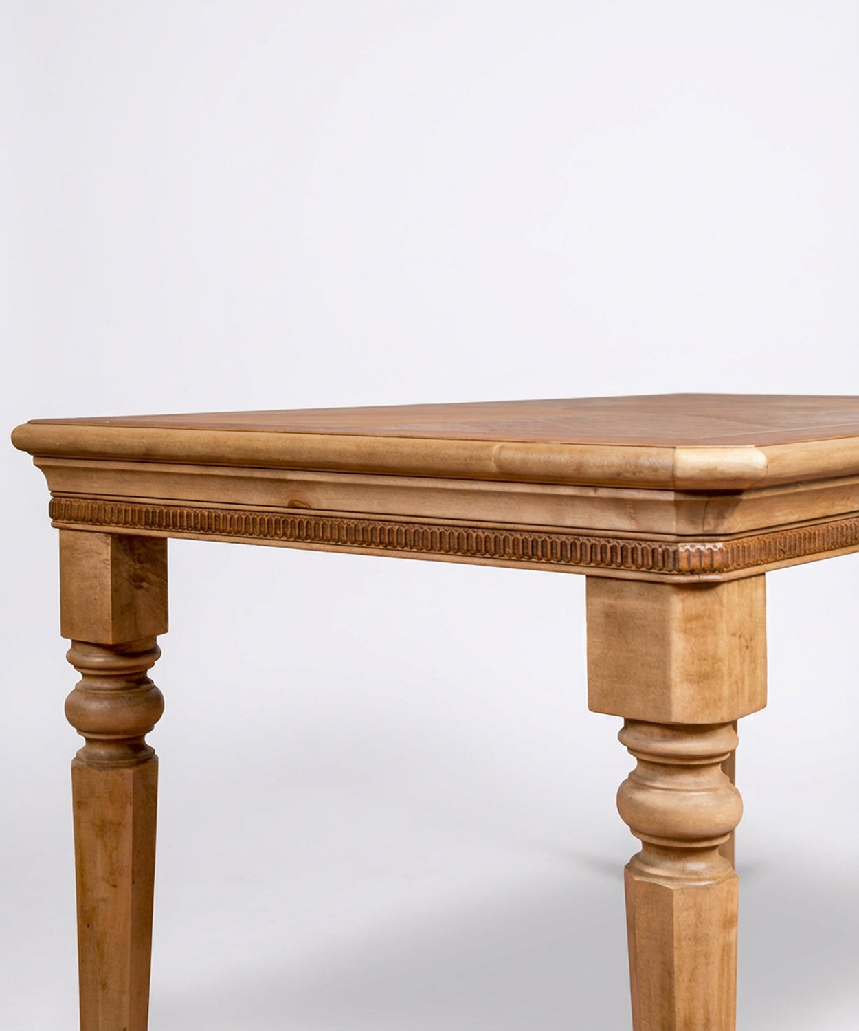 Mesa auxiliar de estilo neoclásico