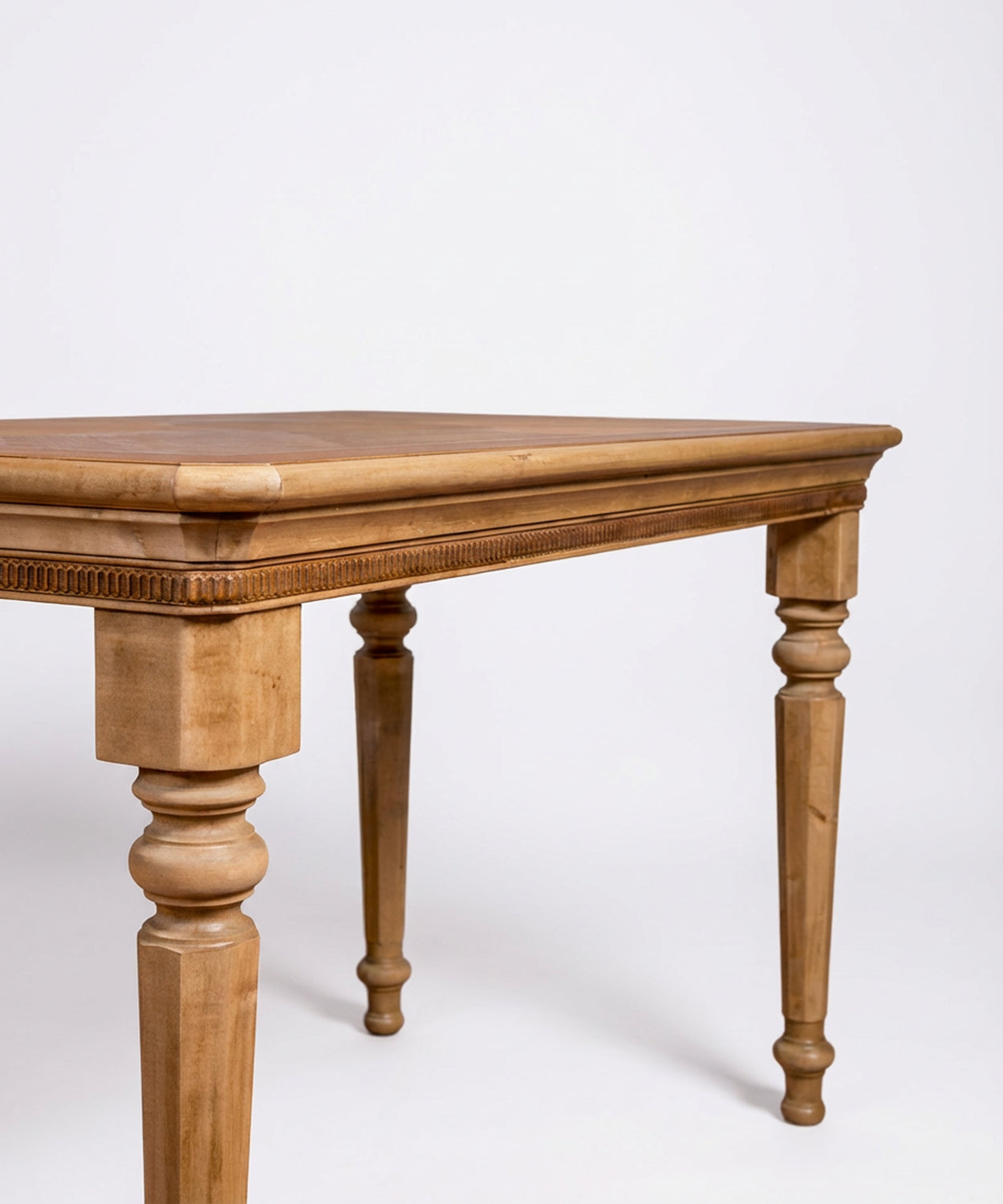 Mesa auxiliar de estilo neoclásico