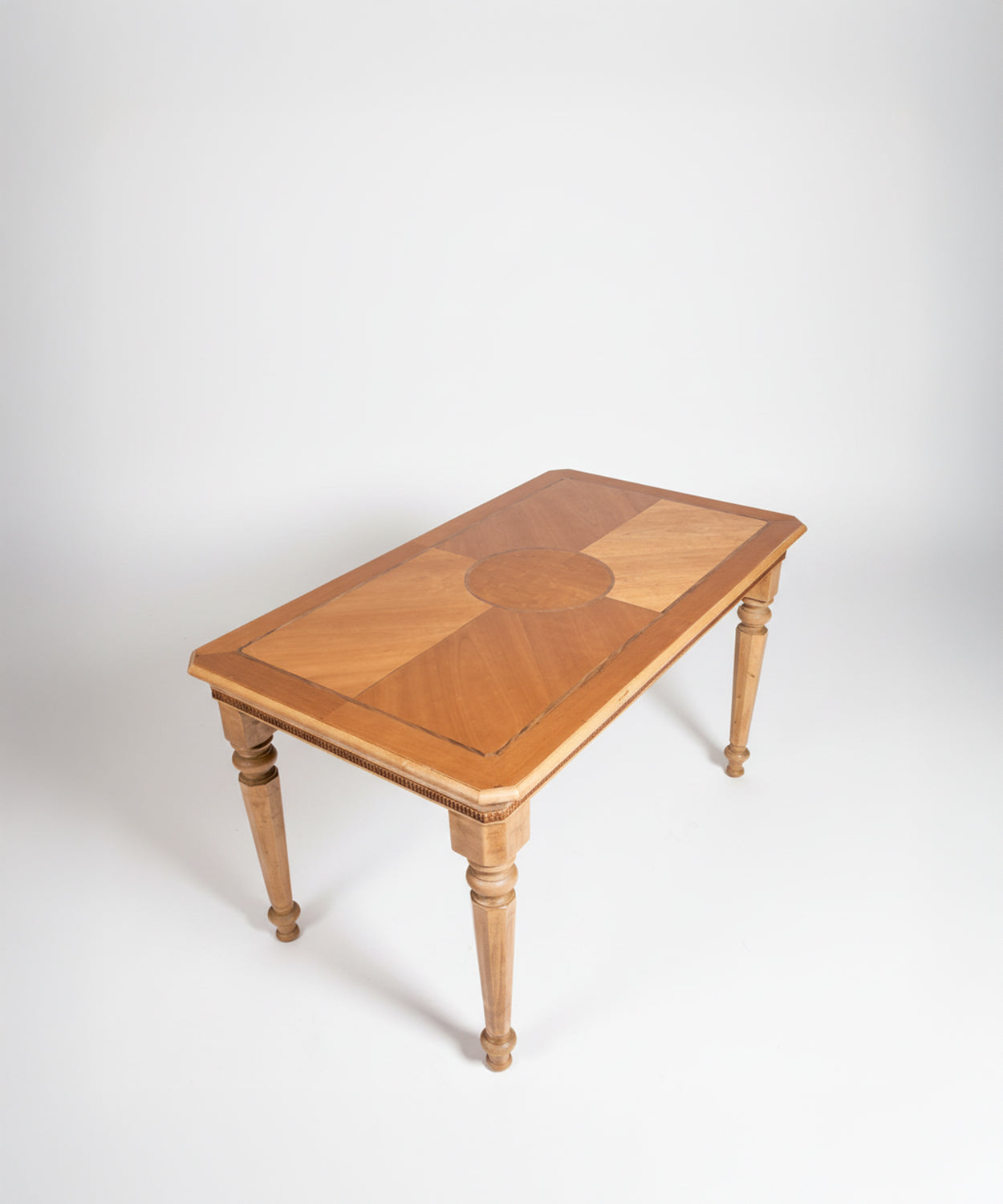 Mesa auxiliar de estilo neoclásico