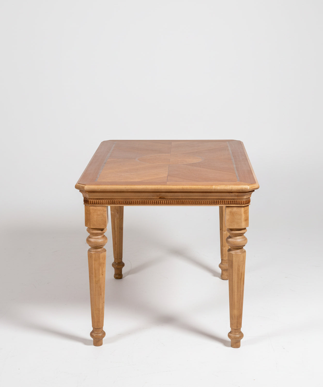 Mesa auxiliar de estilo neoclásico