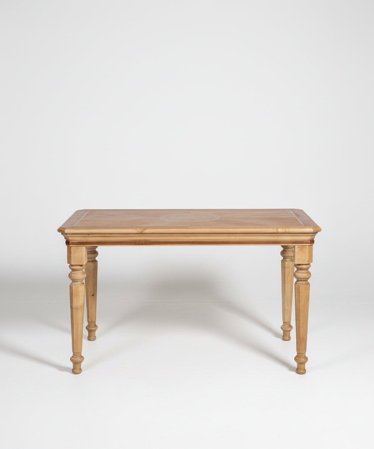 Mesa auxiliar de estilo neoclásico