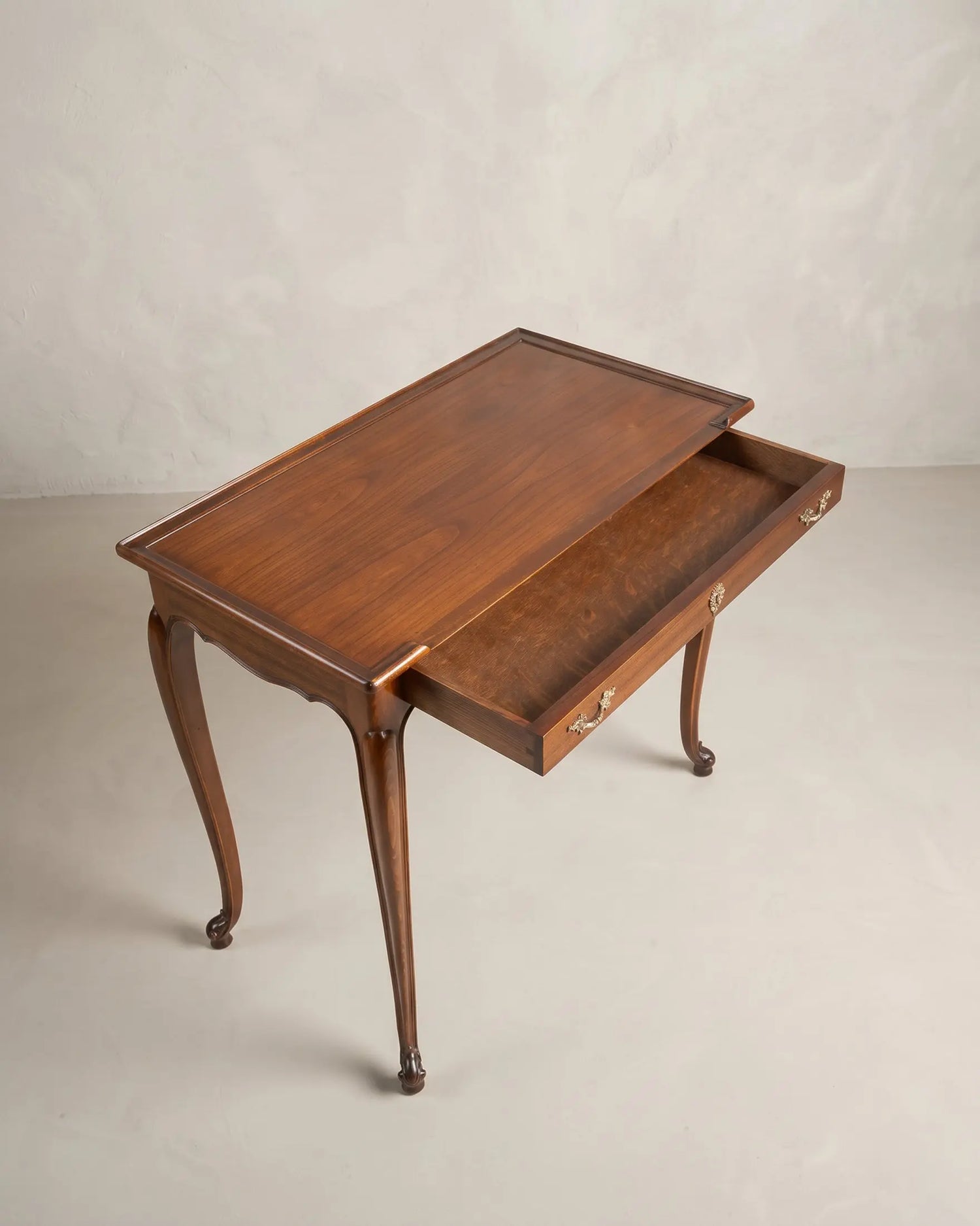 Vista superior de mesa auxiliar de caoba con cajón abierto y tapa con borde — Antique Arte y Decoración