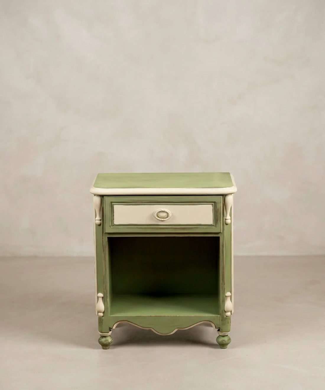 Mesita de noche vintage verde salvia vista frontal con hueco abierto — Antique Arte y Decoración