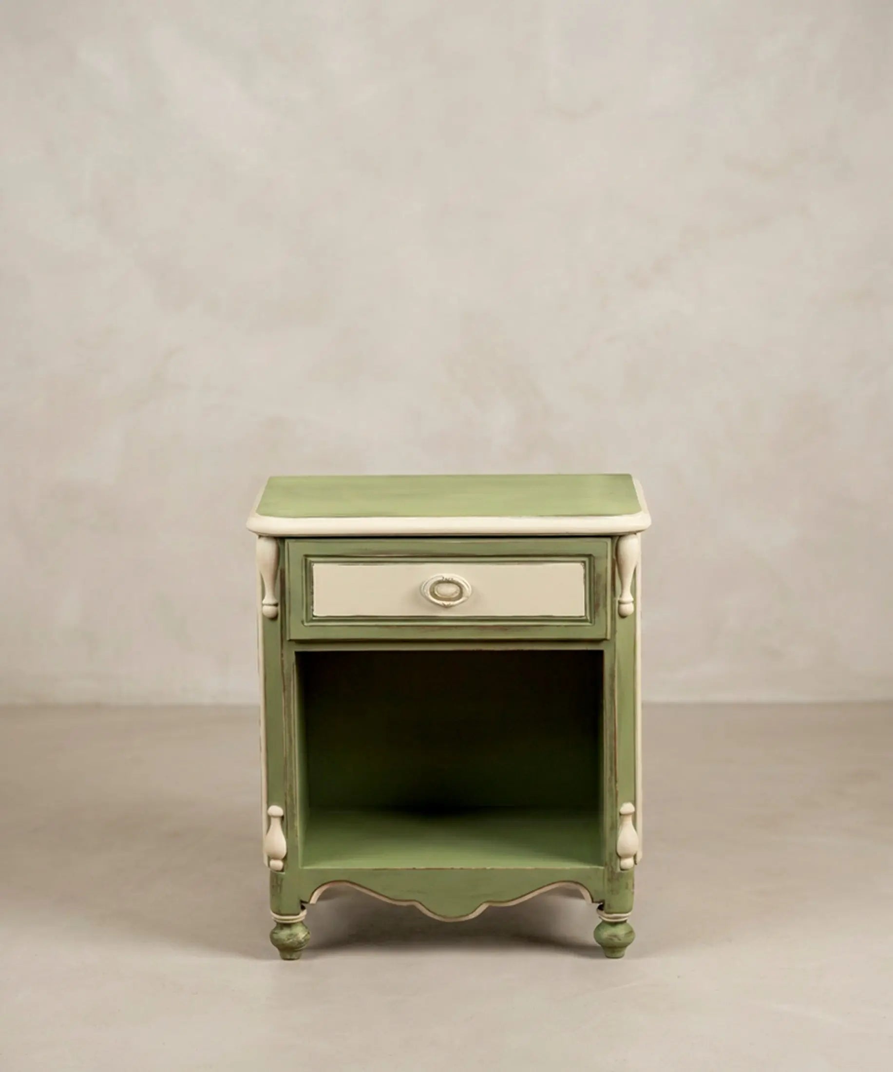 Mesita de noche vintage verde salvia vista frontal con hueco abierto — Antique Arte y Decoración