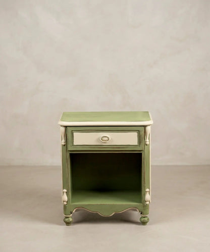 Mesita de noche vintage verde salvia vista frontal con hueco abierto — Antique Arte y Decoración