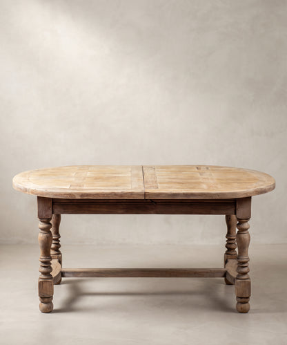 Mesa de comedor ovalada de roble lavado cerrada, vista frontal de patas en balaustre y chambrana — Antique Arte y Decoración
