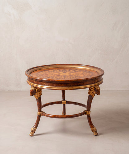 Mesa redonda de marquetería con tres patas de carnero vista en tres cuartos — Antique Arte y Decoración