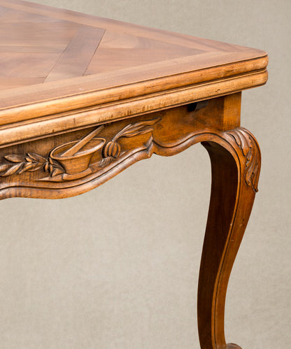 Mesa de comedor extensible estilo Luis XV en madera de nogal