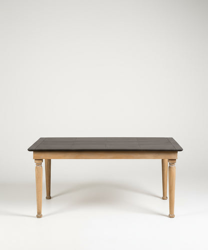 Mesa de comedor rectangular de estilo rústico con patas de madera natural y superficie oscura, fotografiada de frente en un estudio con fondo blanco.