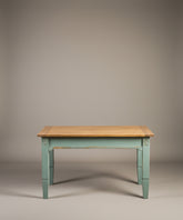 Vista frontal de mesa de comedor estilo provenzal bicolor azul y madera
