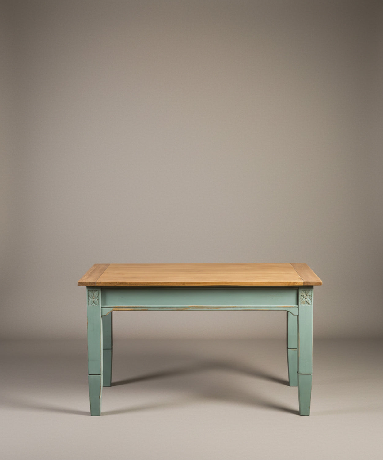 Vista frontal de mesa de comedor estilo provenzal bicolor azul y madera
