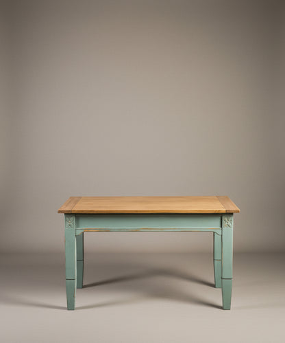 Vista frontal de mesa de comedor estilo provenzal bicolor azul y madera
