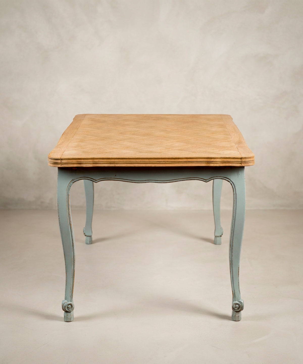 Mesa de comedor Luis XV vista de costado corto y canto moldurado — Antique Arte y Decoración
