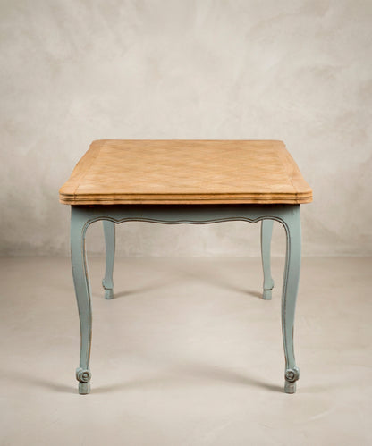 Mesa de comedor Luis XV vista de costado corto y canto moldurado — Antique Arte y Decoración
