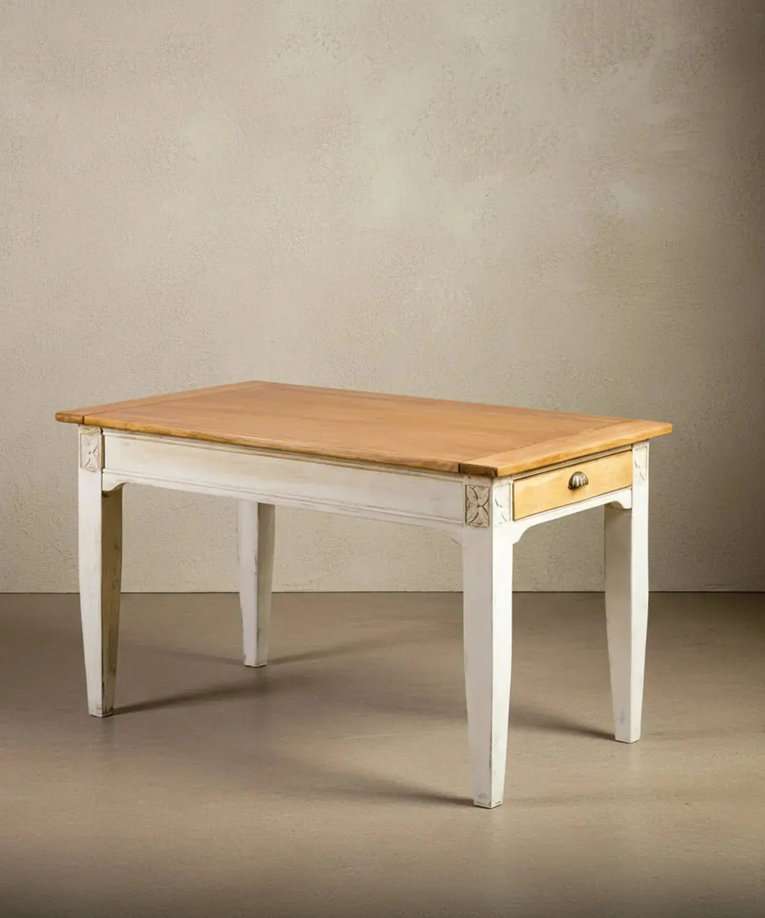 Ángulo lateral mostrando la veta natural del sobre de madera maciza y el acabado envejecido de las patas.