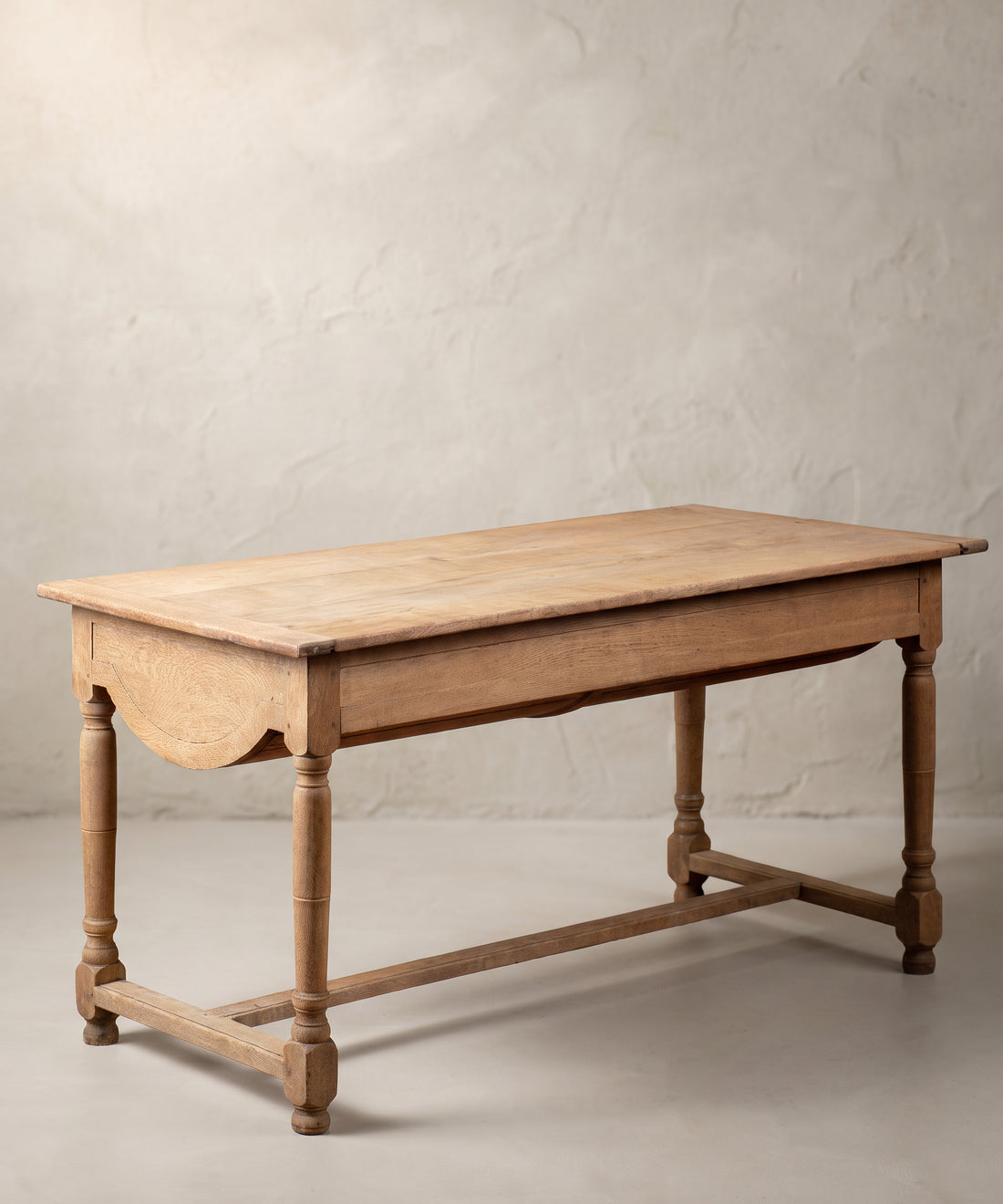Mesa artesa antigua de roble lavado siglo XIX vista frontal en tres cuartos — Antique Arte y Decoración