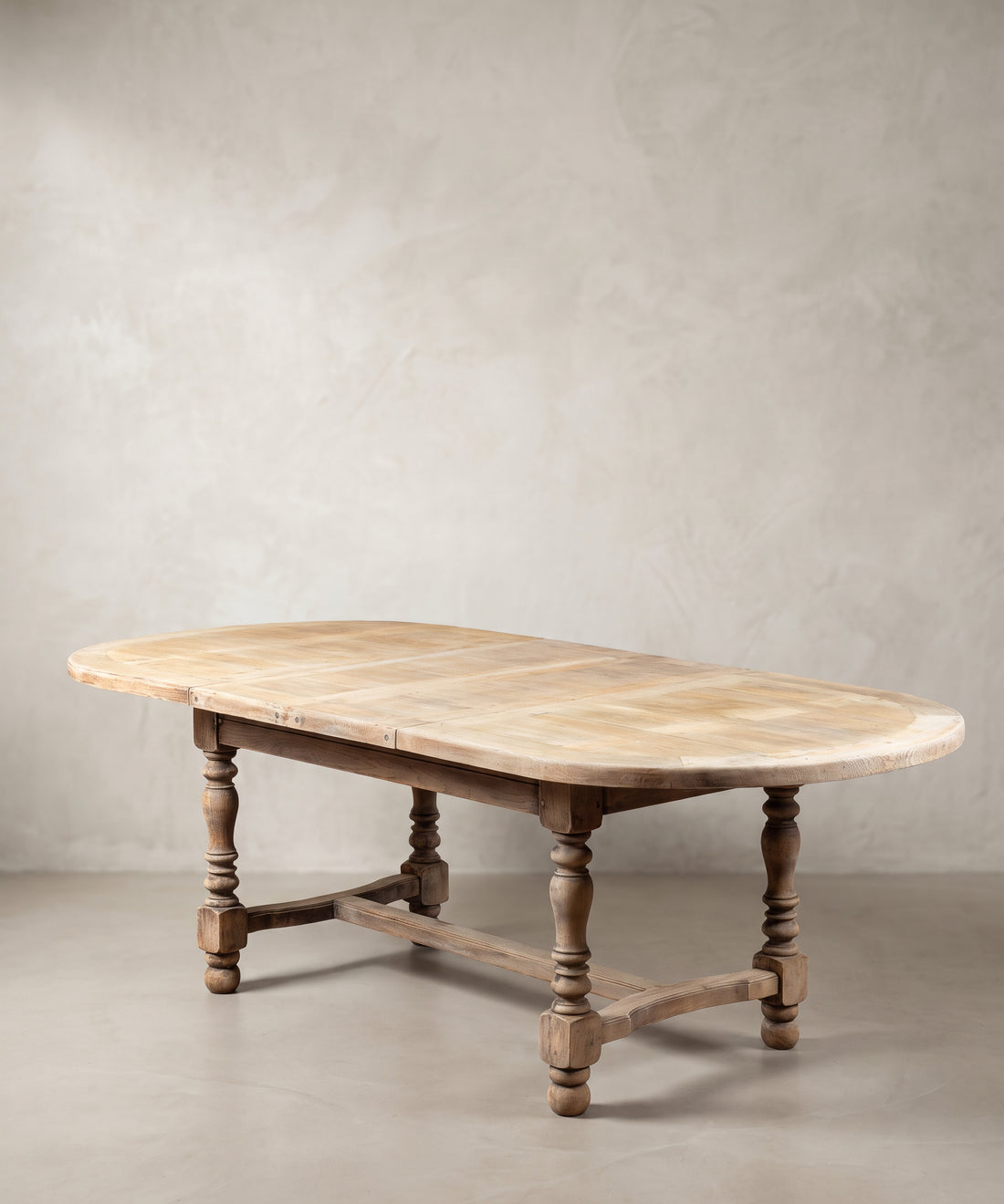 Mesa de comedor extensible de roble lavado abierta, vista diagonal del parquet y las dos hojas — Antique Arte y Decoración