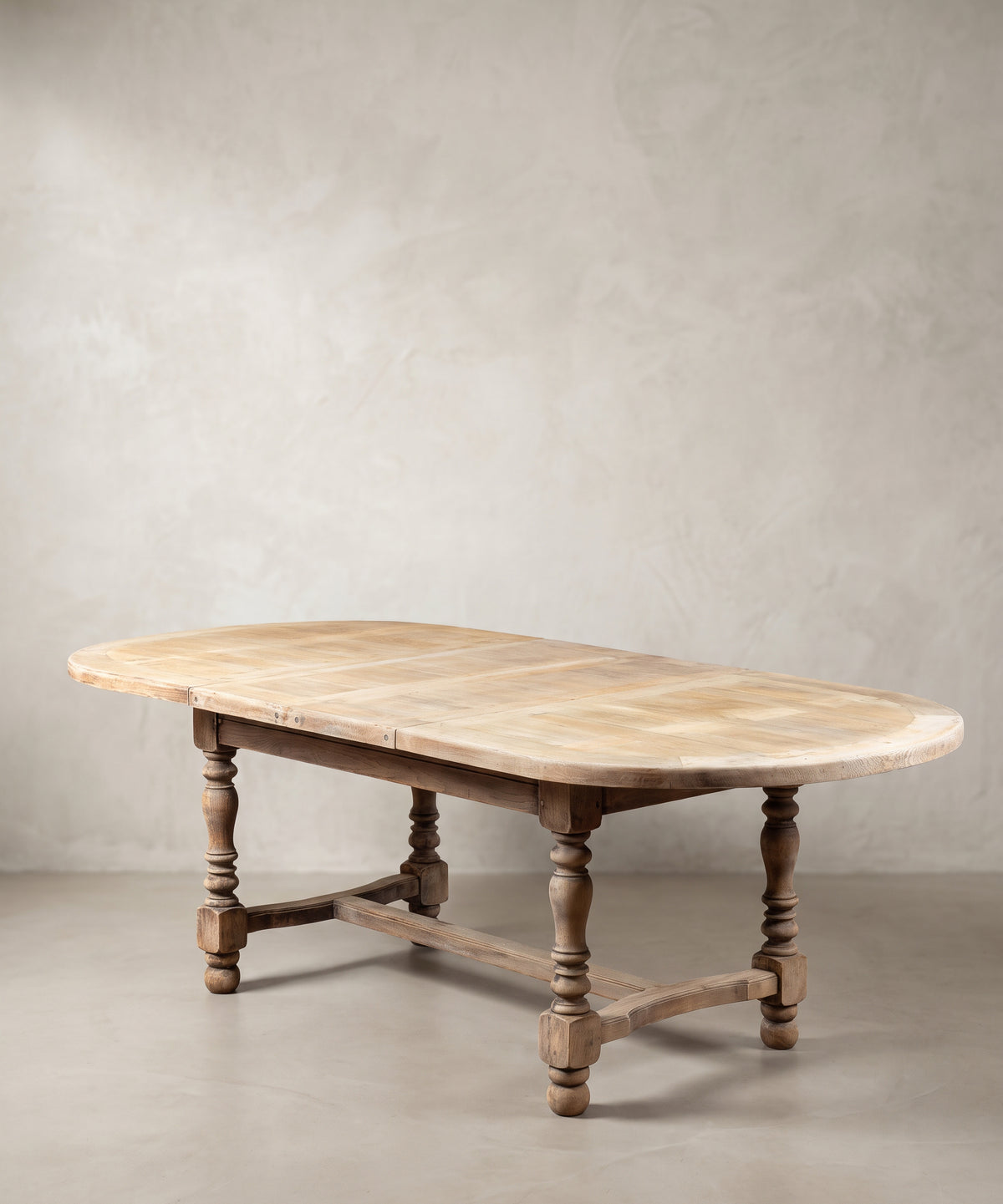 Mesa de comedor extensible de roble lavado abierta, vista diagonal del parquet y las dos hojas — Antique Arte y Decoración