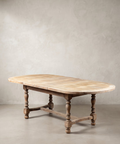 Mesa de comedor extensible de roble lavado abierta, vista diagonal del parquet y las dos hojas — Antique Arte y Decoración