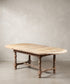Mesa de comedor extensible de roble lavado abierta, vista diagonal del parquet y las dos hojas — Antique Arte y Decoración