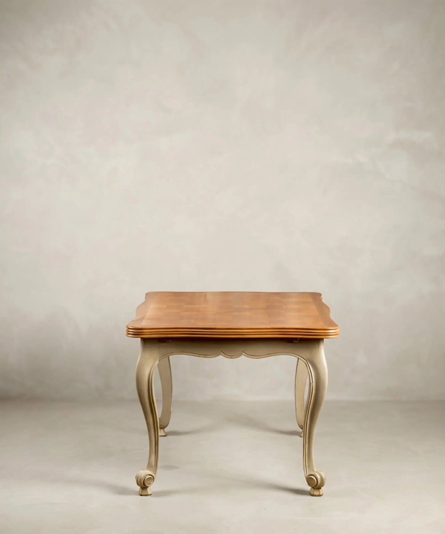 Mesa de comedor extensible estilo Luis XV en gris decapé