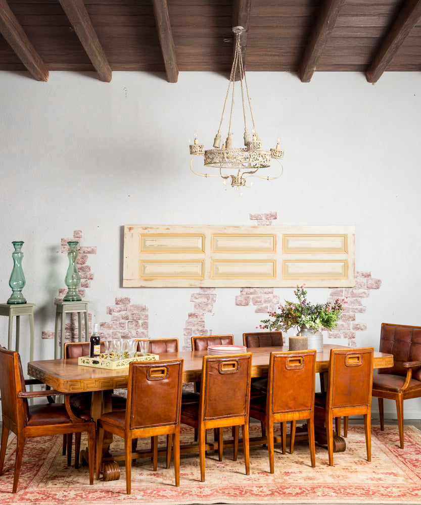 Mesa de comedor antigua de gran tamaño