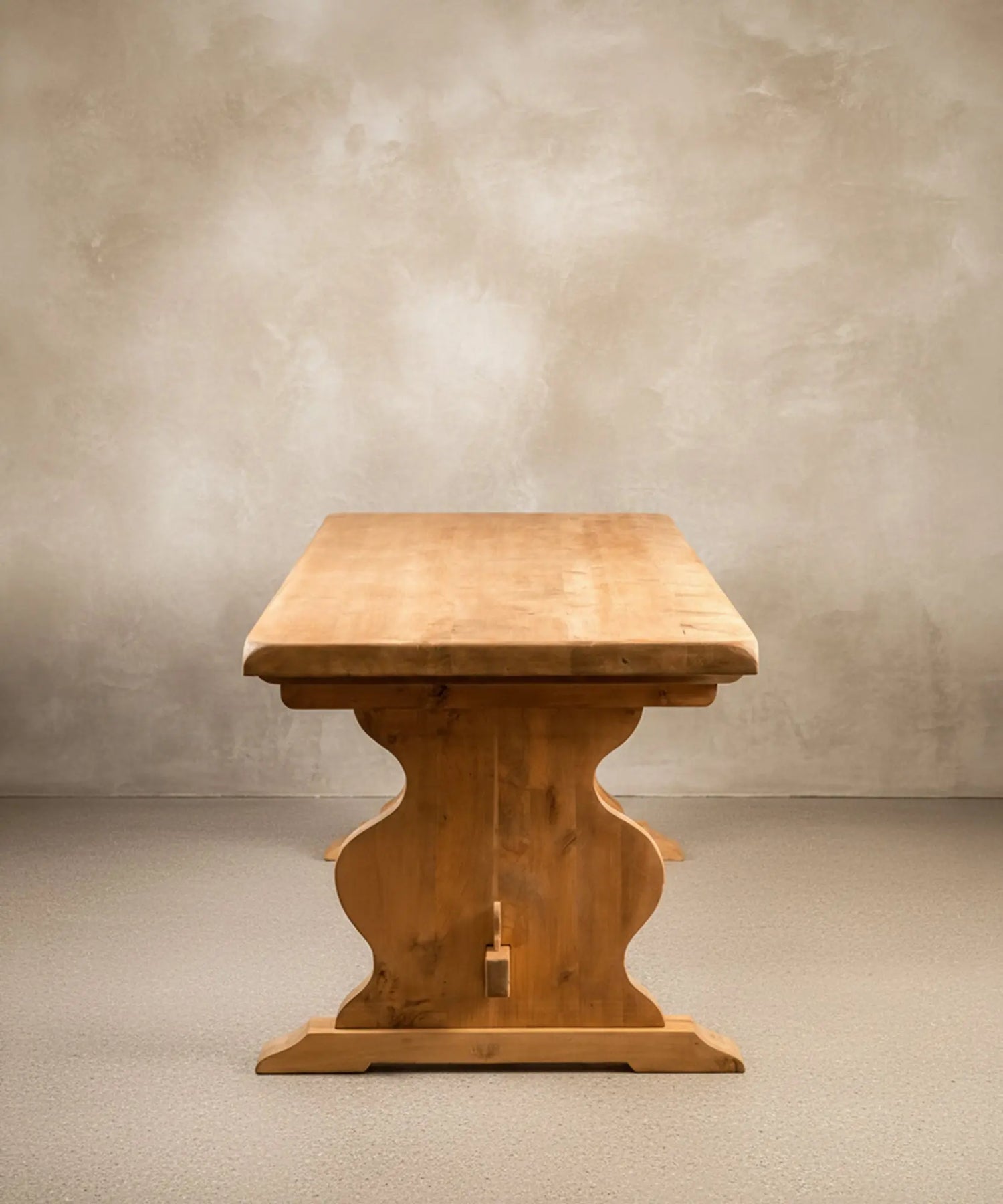 Detalle lateral de la mesa donde se aprecia la unión artesanal del travesaño mediante cuña de madera tradicional.