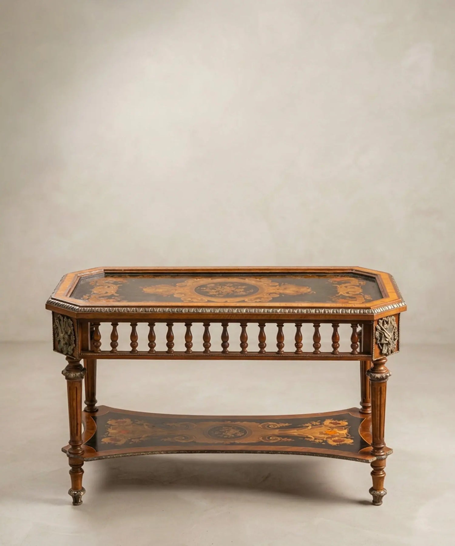 Mesa de centro Napoleón III con marquetería vista frontal y patas acanaladas — Antique Arte y Decoración