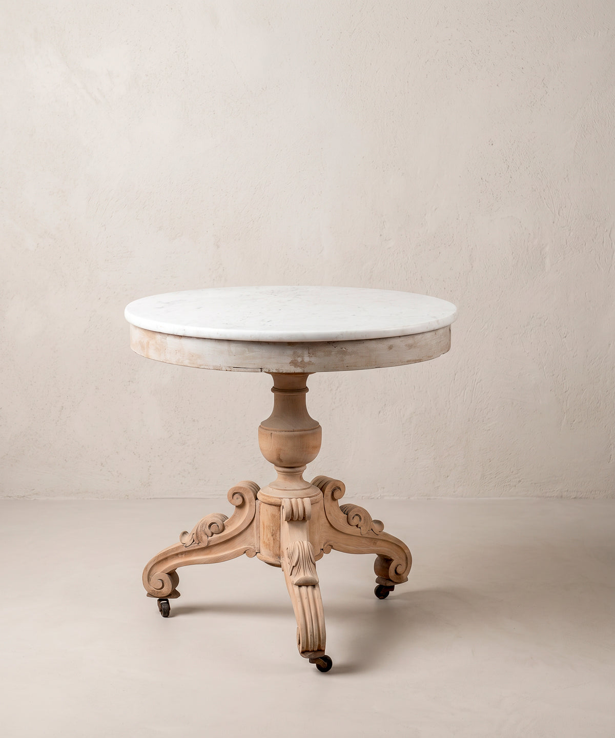 Mesa velador antigua Luis Felipe en tres cuartos con talla de acanto en patas — Antique Arte y Decoración