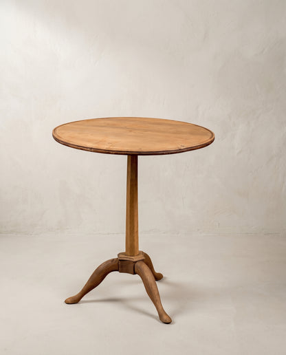 Mesa velador redonda de nogal lavado vista frontal, tapa de 66 cm — Antique Arte y Decoración