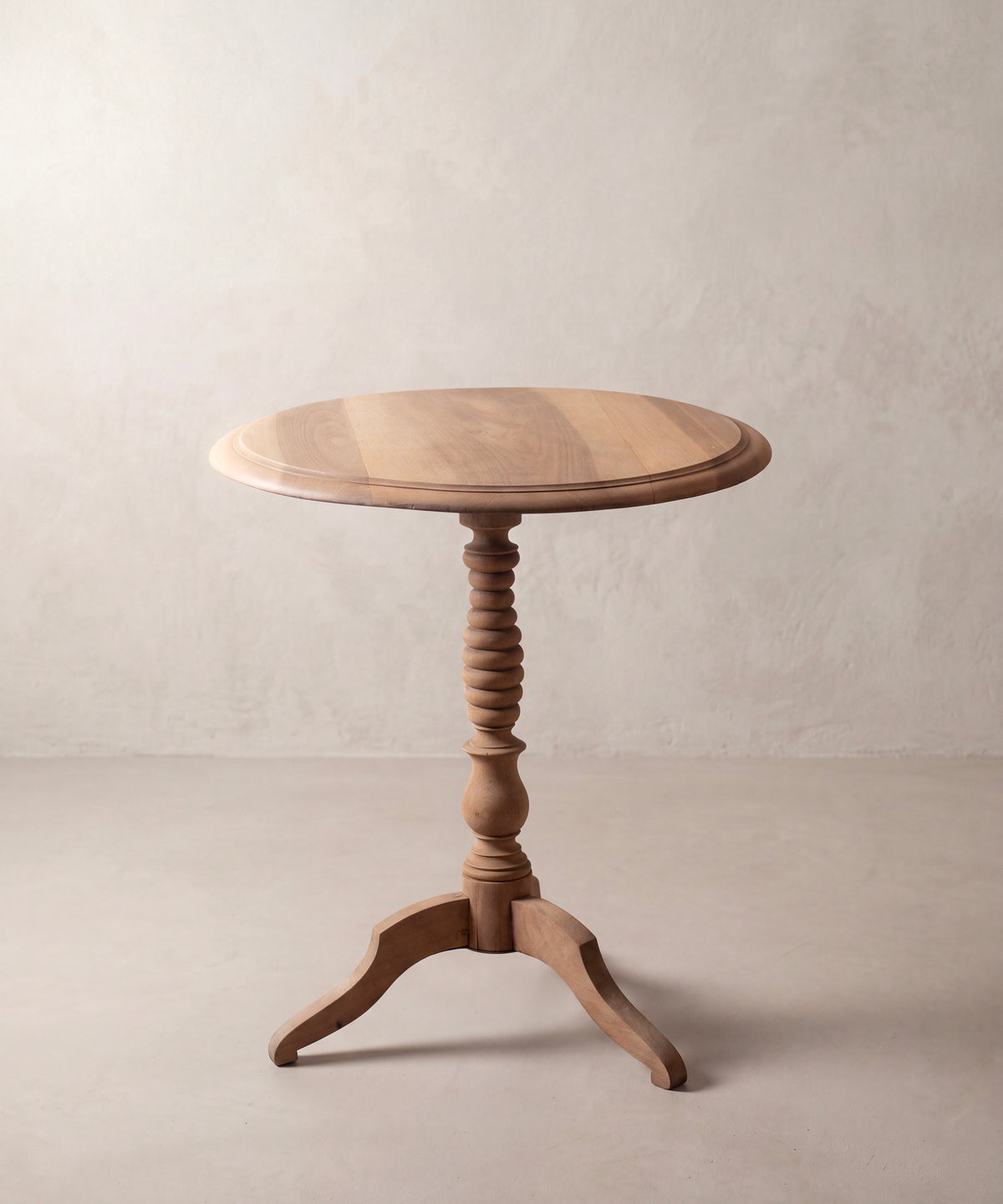 Mesa velador francesa de nogal con pie torneado en bolas, vista frontal — Antique Arte y Decoración