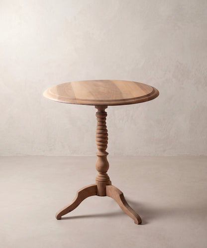 Mesa velador francesa de nogal con pie torneado en bolas, vista frontal — Antique Arte y Decoración