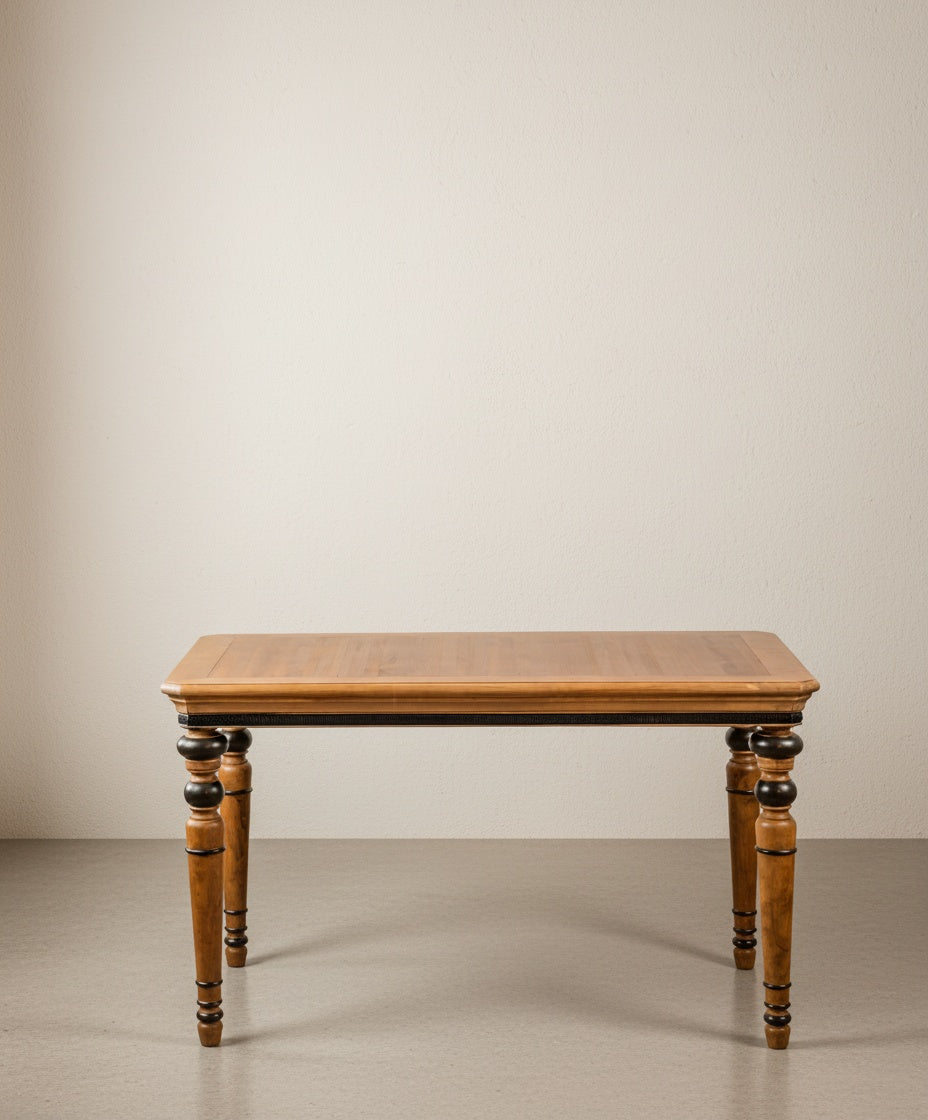 Perspectiva de la mesa de madera en un salón contemporáneo con vigas de madera y decoración minimalista.