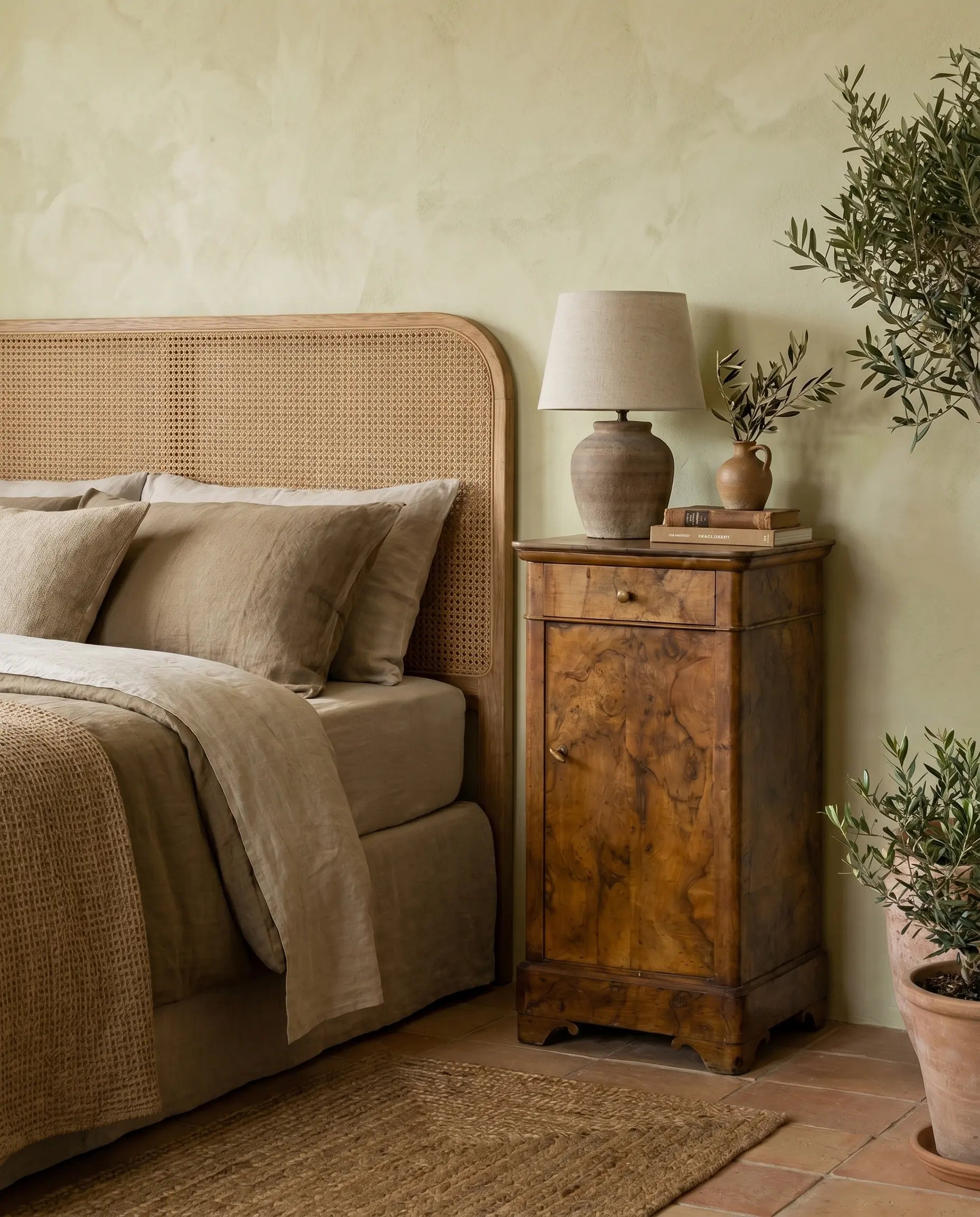 mesita de noche de estilo luis felipe antigua