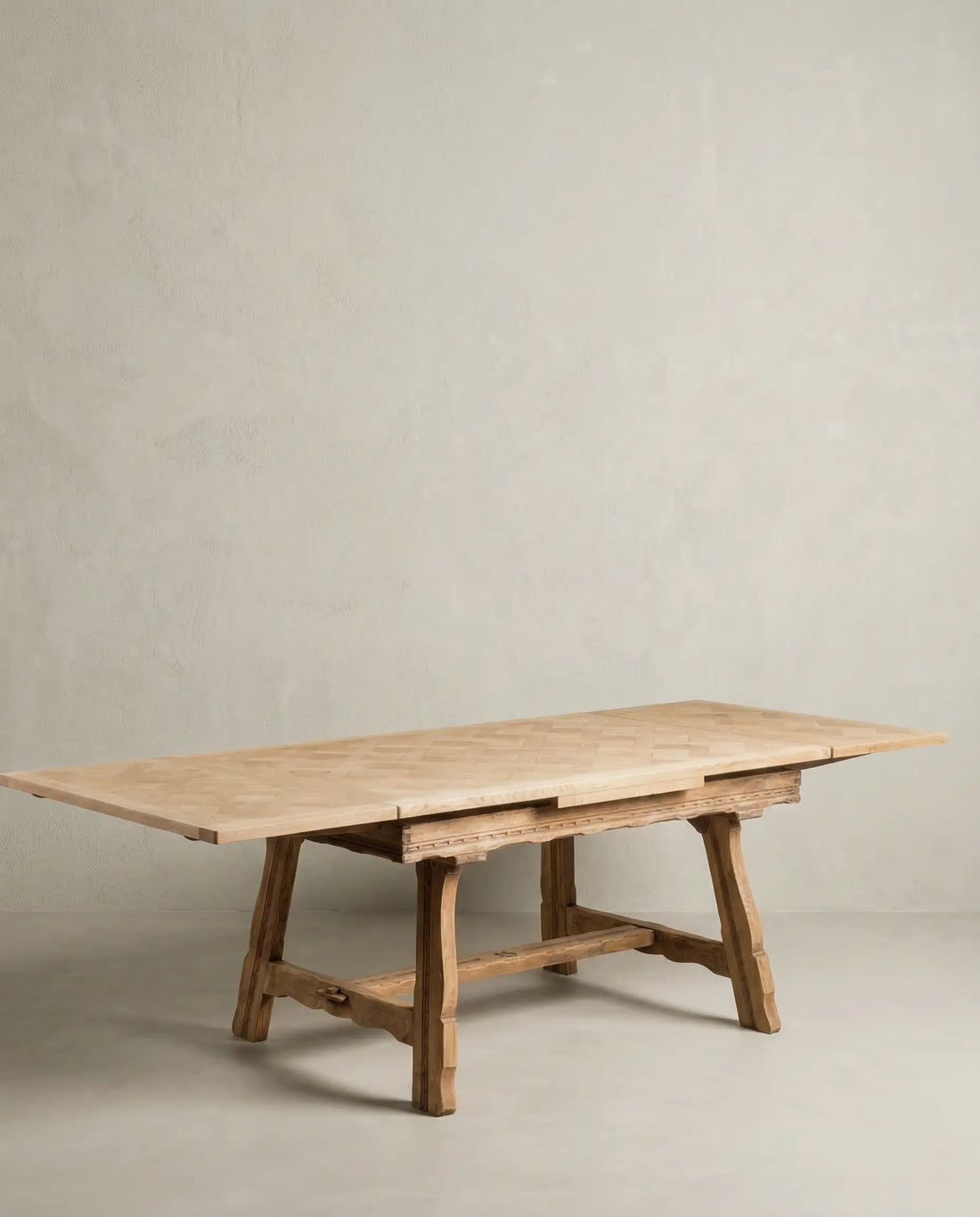 Mesa de comedor de roble estilo rústico francés en ambiente minimalista.