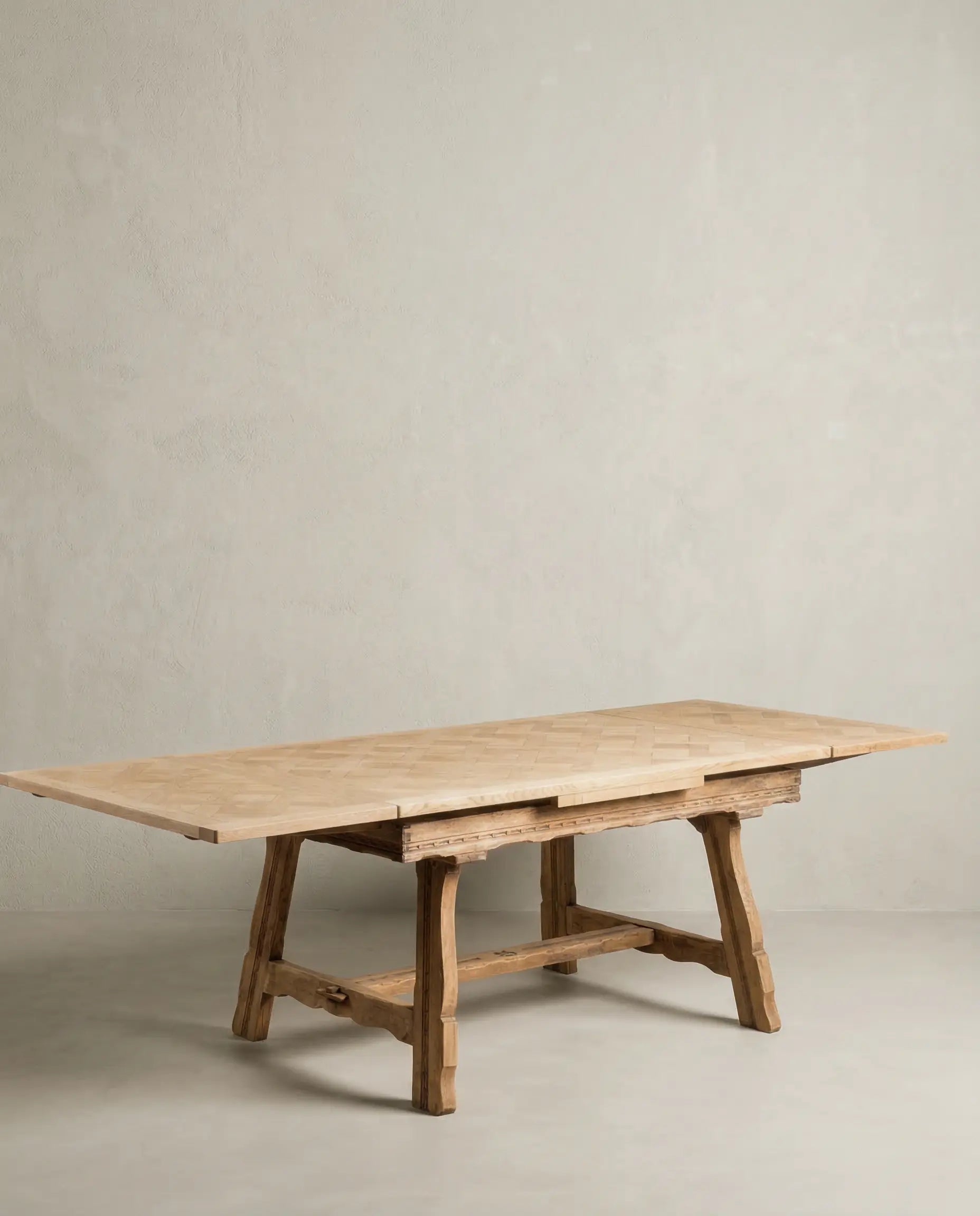 Mesa de comedor de roble estilo rústico francés en ambiente minimalista.