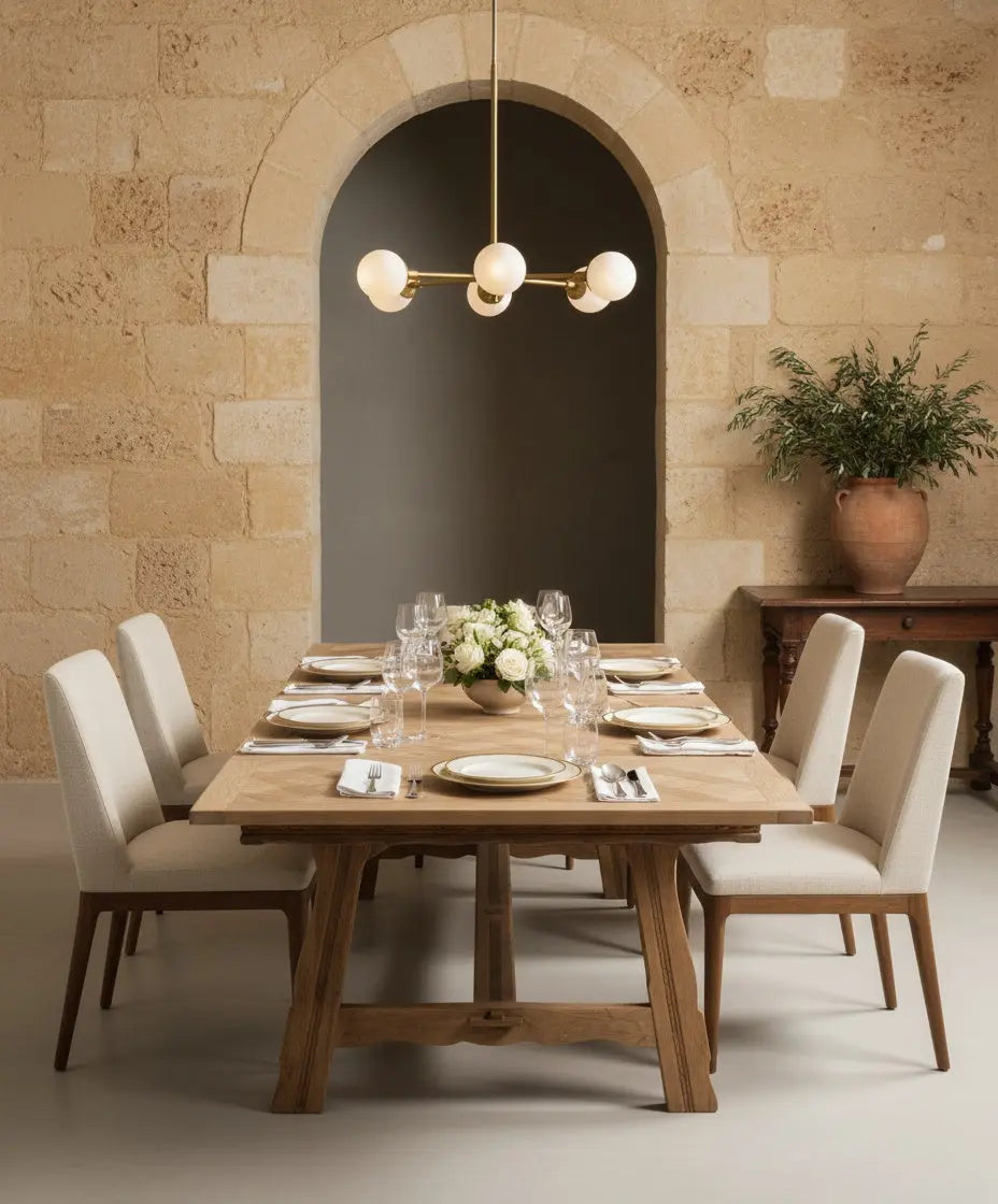 Mesa de comedor totalmente extendida destacando la continuidad del patrón de madera.