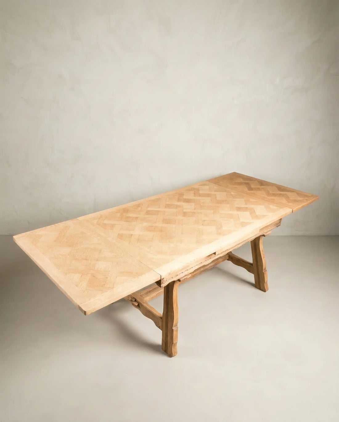 vista superior Mesa de comedor de roble estilo rústico francés en ambiente minimalista.