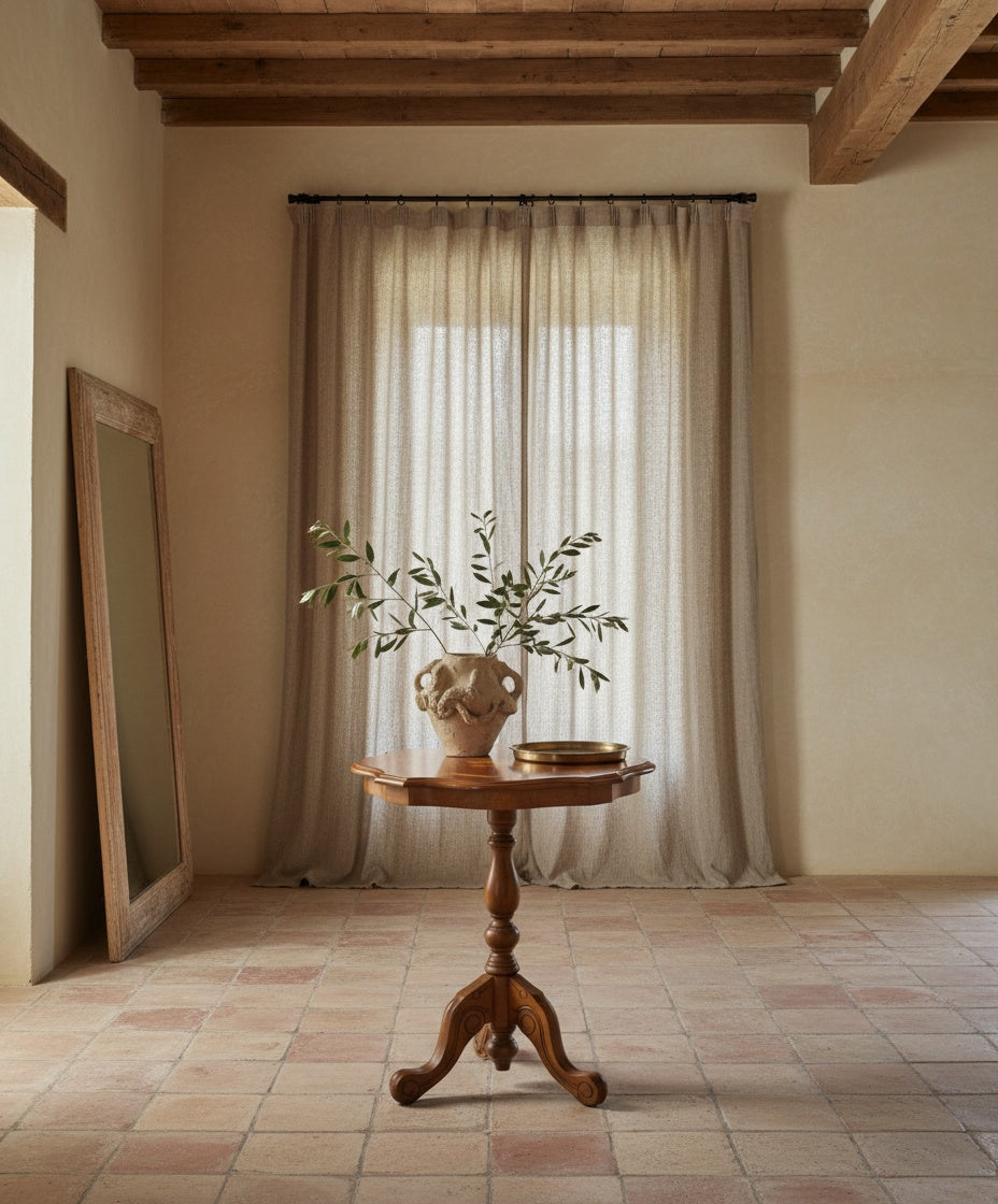 Mesa velador en salón de estilo rústico-chic con suelos de terracota y vigas de madera, demostrando su versatilidad decorativa.
