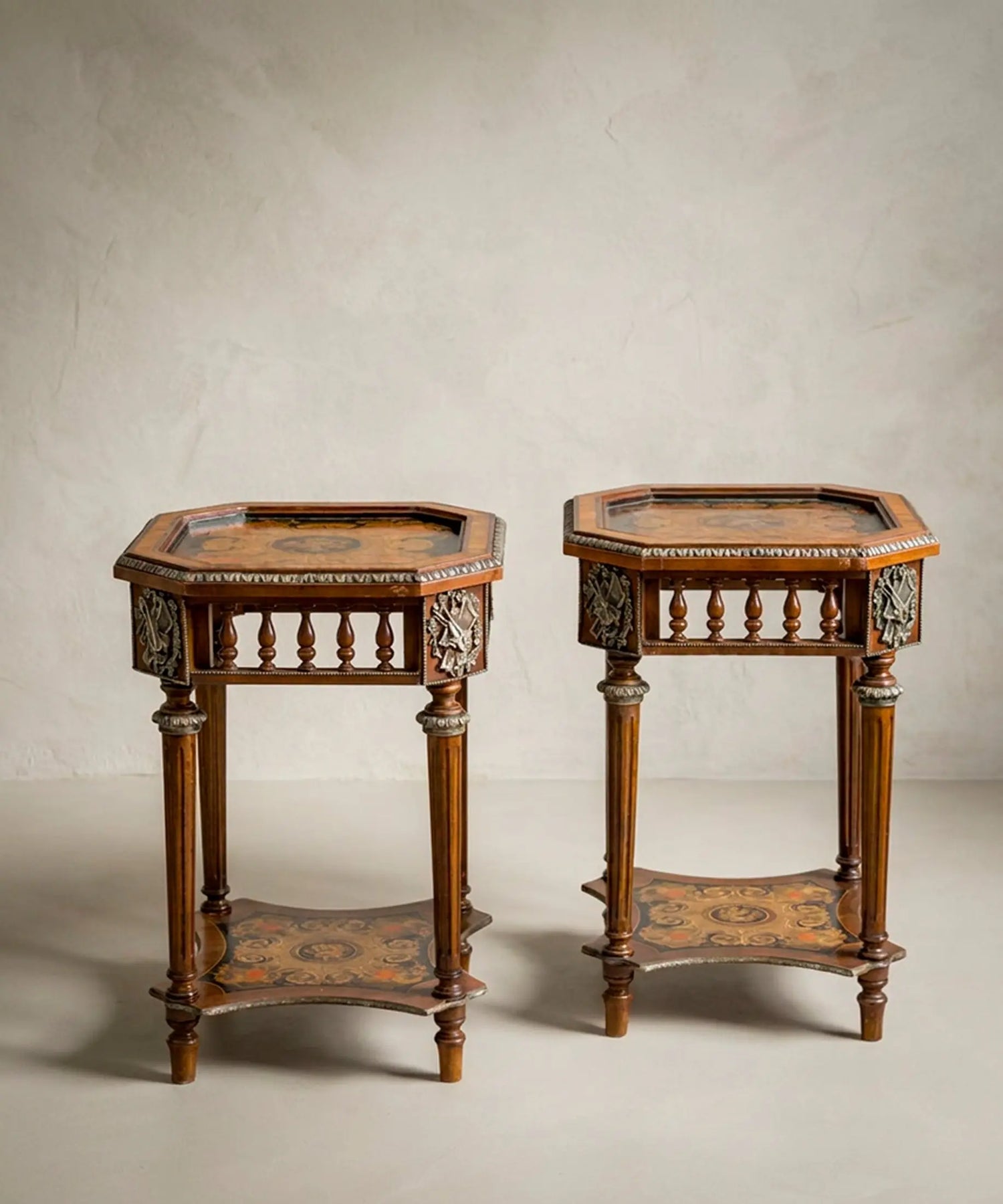 Pareja de mesas auxiliares octogonales con marquetería y bronces vista frontal — Antique Arte y Decoración