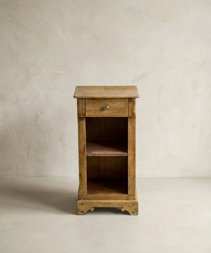 Mesilla de noche antigua de madera maciza con estantes y cajón estilo rústico francés.