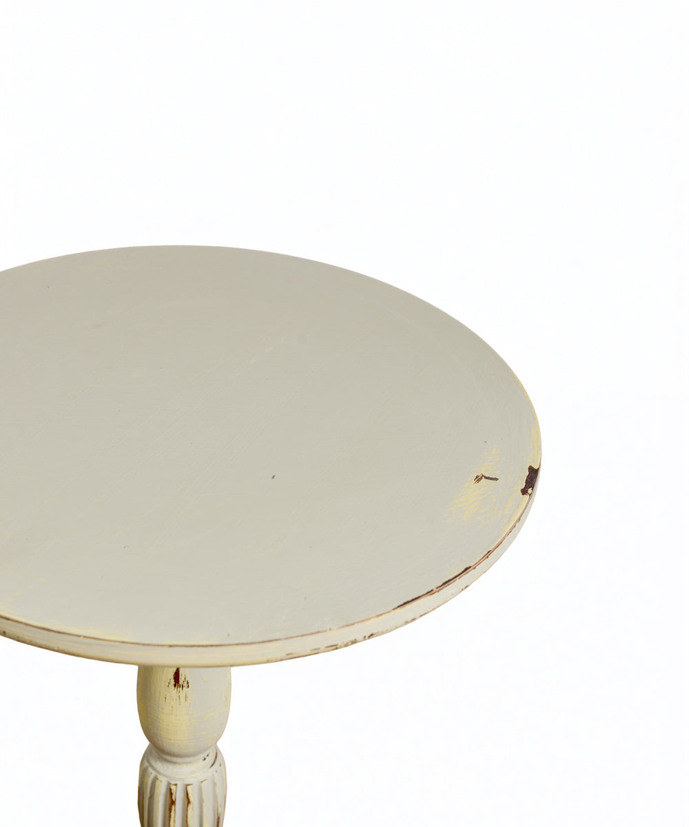 Mesa auxiliar antigua trípode
