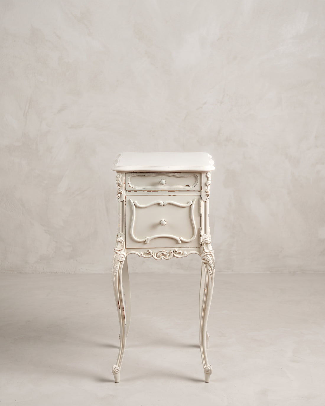 Mesa auxiliar vintage estilo Luis XV en blanco decapé vista frontal — Antique Arte y Decoración