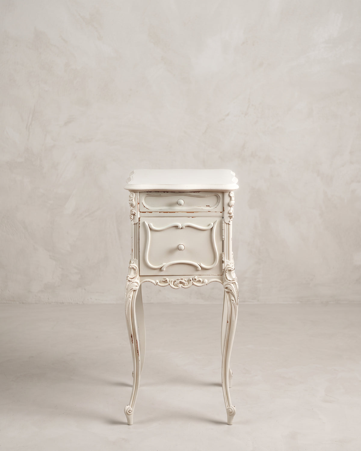 Mesa auxiliar vintage estilo Luis XV en blanco decapé vista frontal — Antique Arte y Decoración