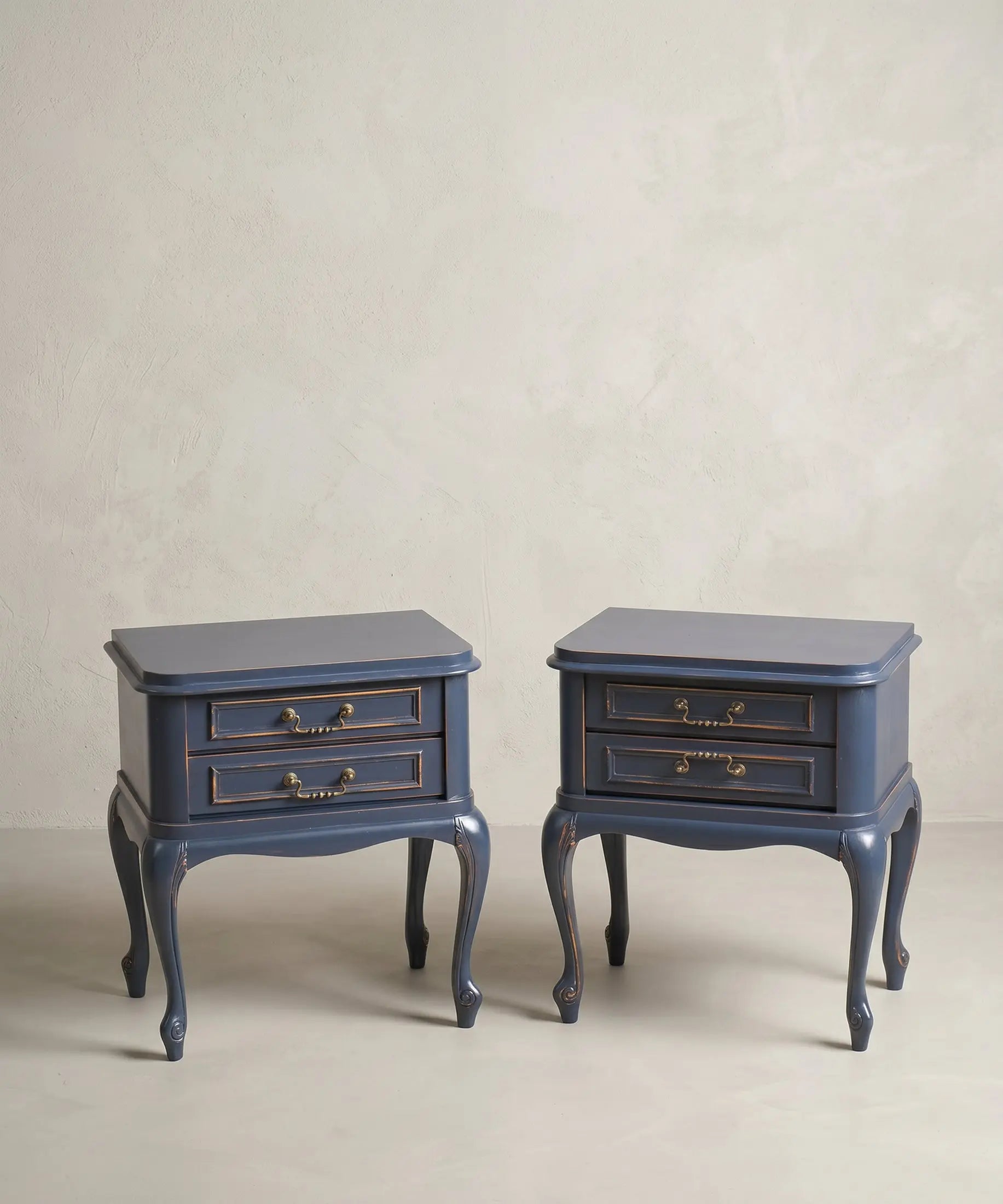 Pareja mesitas de noche vintage azul marino decapé estilo Luis XV fondo neutro — Antique Arte y Decoración